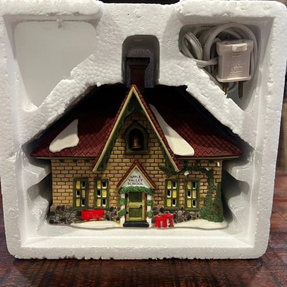 Dept 56 Apple Valley School New England Village Lighted House‎ W/ Cord and box